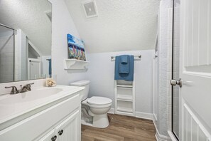 Combined shower/tub, hair dryer, towels