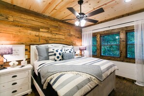 1 bedroom, iron/ironing board, free WiFi, bed sheets - Free at Last- Romantic, Hot Tub, Loft, Free Firewood, Great Location! (Broken Bow)