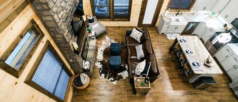 Televisión y chimenea