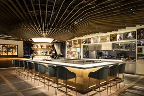 Bar (on property) - Cross Hotel Kyoto (Kyoto)