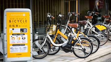 En cykeluthyrningsstation med ett stort antal cyklar och en informationsskylt.