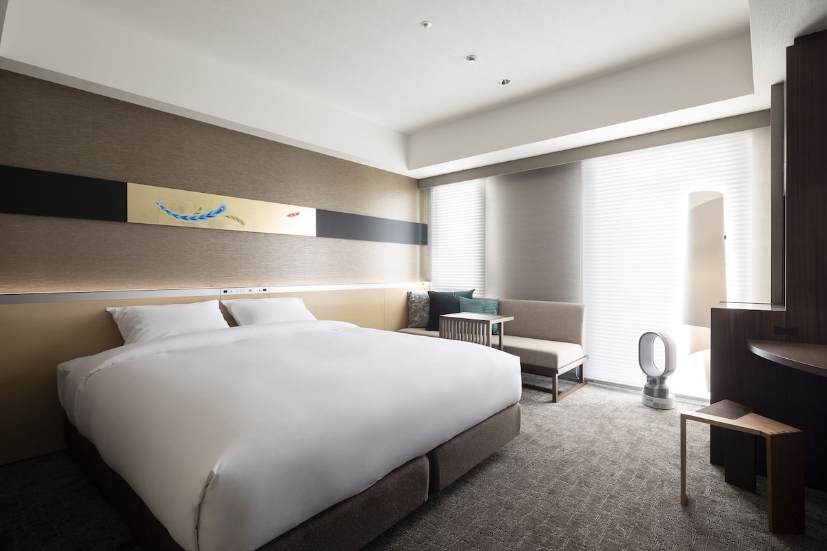 1 bedroom, premium bedding, down duvets, in-room safe