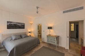 Deluxe Double Room | Premium bedding, in-room safe, desk, free WiFi - The Snop House (Senglea)