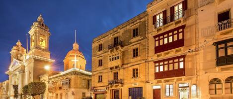 Voorkant accommodatie - avond/nacht