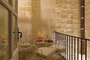 Comfort Double Room | Premium bedding, in-room safe, desk, free WiFi - The Snop House (Senglea)