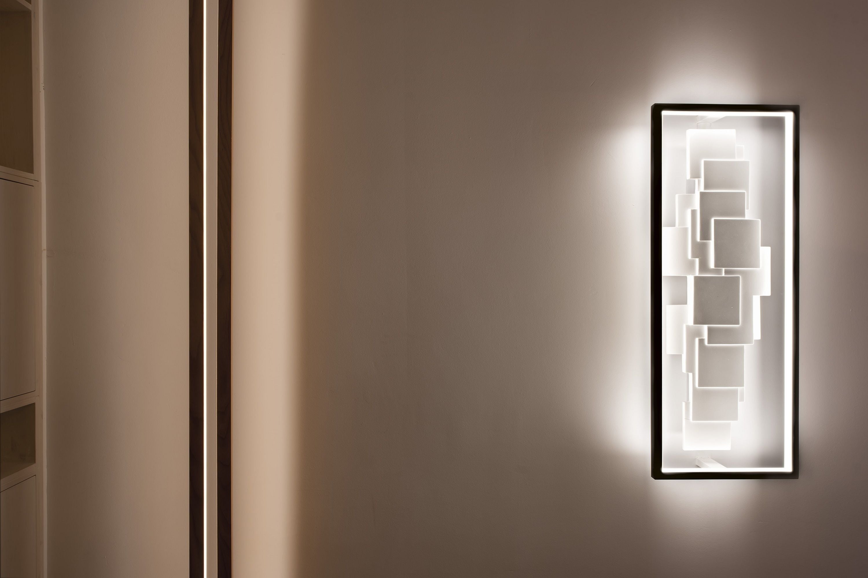 Een moderne wandlamp met geometrische patronen.