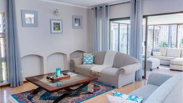 Rumah Deluks, 4 kamar tidur | Ruang keluarga | TV layar datar dan perapian