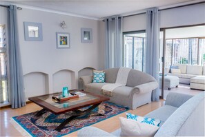 Maison Deluxe, 4 chambres | Salle de séjour | Télévision à écran plat, cheminée