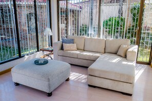 Deluxe House, 4 Bedrooms | Living room | Flat-screen TV, fireplace - 6 Victoria (Harare)
