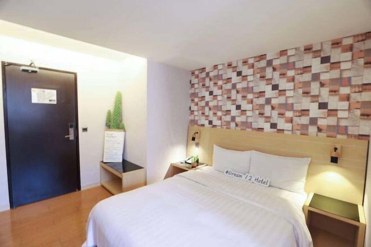 Ropa de cama de alta calidad, escritorio, cortinas opacas y wifi gratis