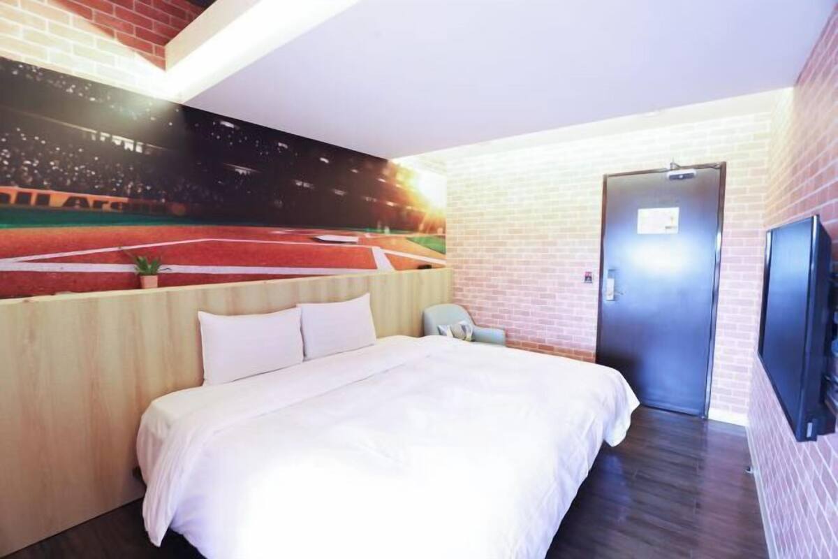 Ropa de cama de alta calidad, escritorio, cortinas opacas y wifi gratis