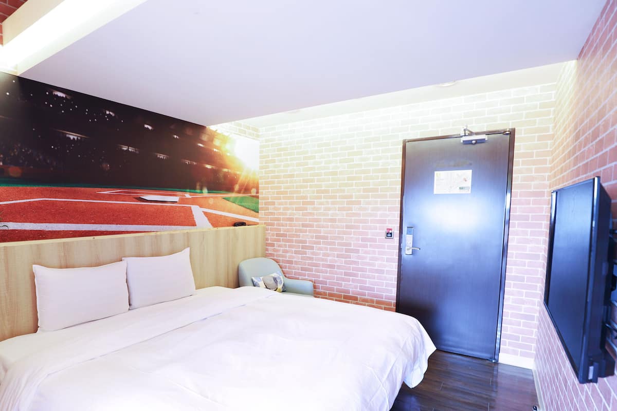 Chambre Double Deluxe, 1 très grand lit, balcon | Literie de qualité supérieure, bureau, rideaux occultants, Wi-Fi gratuit