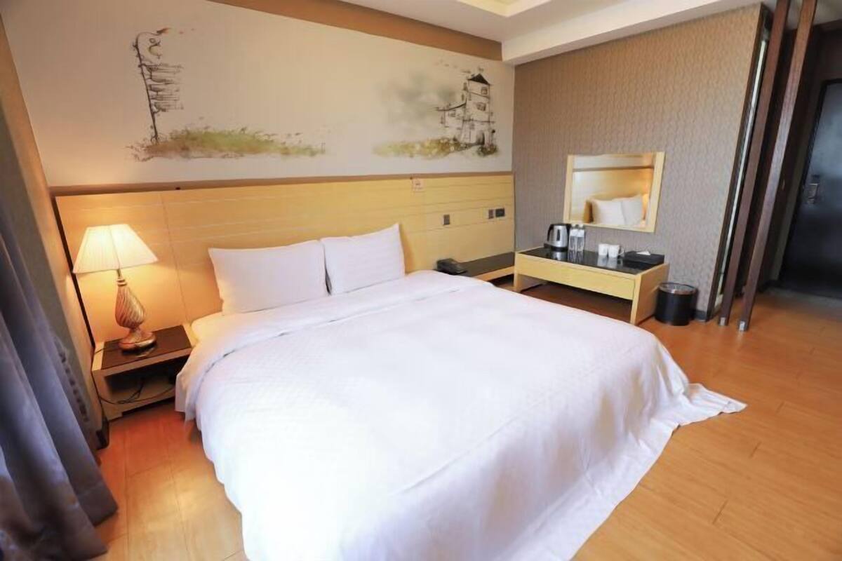 Premium bedding, desk, blackout drapes, free WiFi