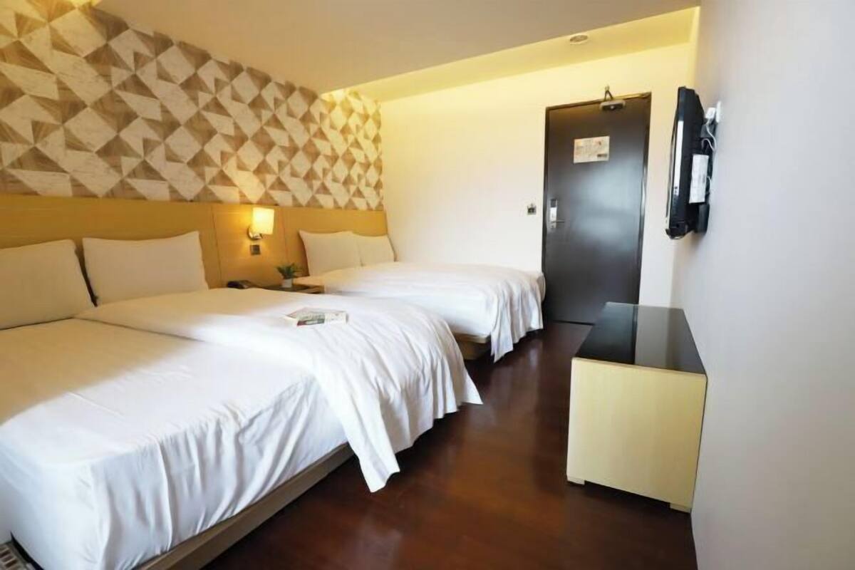 Ropa de cama de alta calidad, escritorio, cortinas opacas y wifi gratis