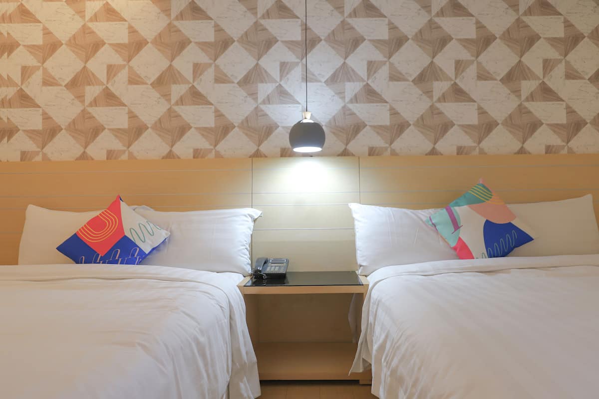 Chambre Quadruple Supérieure, 2 lits doubles, balcon, vue ville | Literie de qualité supérieure, bureau, rideaux occultants, Wi-Fi gratuit
