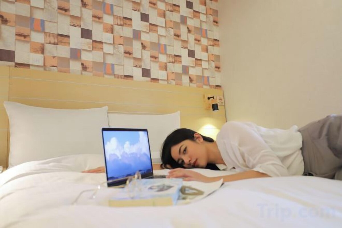 Ropa de cama de alta calidad, escritorio, cortinas opacas y wifi gratis