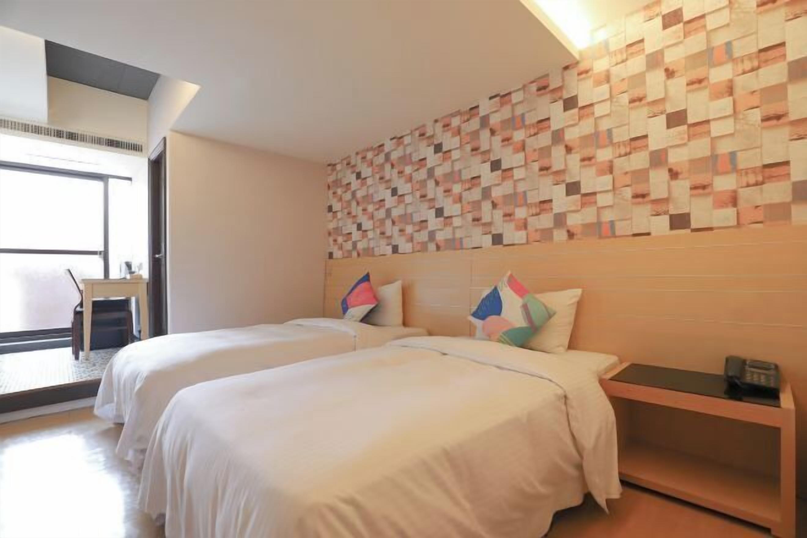 Premium bedding, desk, blackout curtains, free WiFi