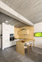 Deluxe Studio, Balcony | Shared kitchen | Fridge, microwave, oven, stovetop