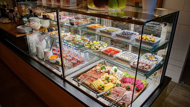 Un buffet con diverse pietanze e bevande.