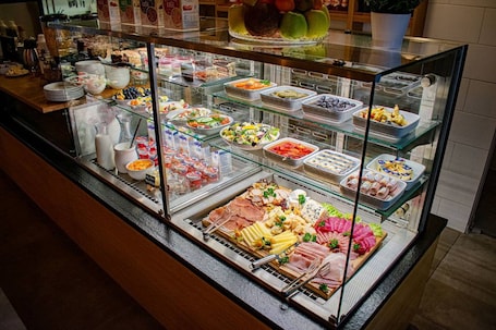 Desayuno buffet diario (EUR 14 por persona)