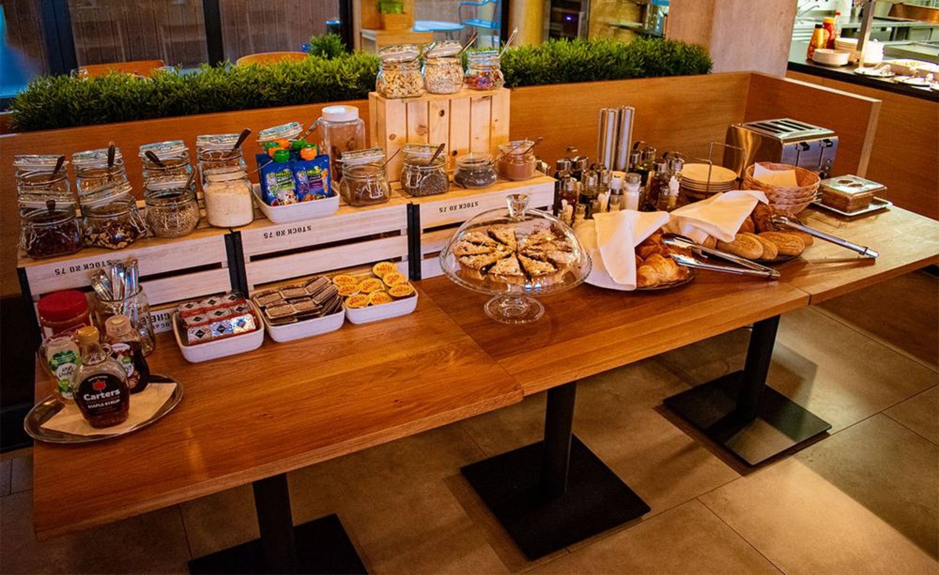 Una mesa de buffet con diversos alimentos y condimentos.