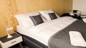 客房內保險箱、書桌、隔音、熨斗/熨衣板