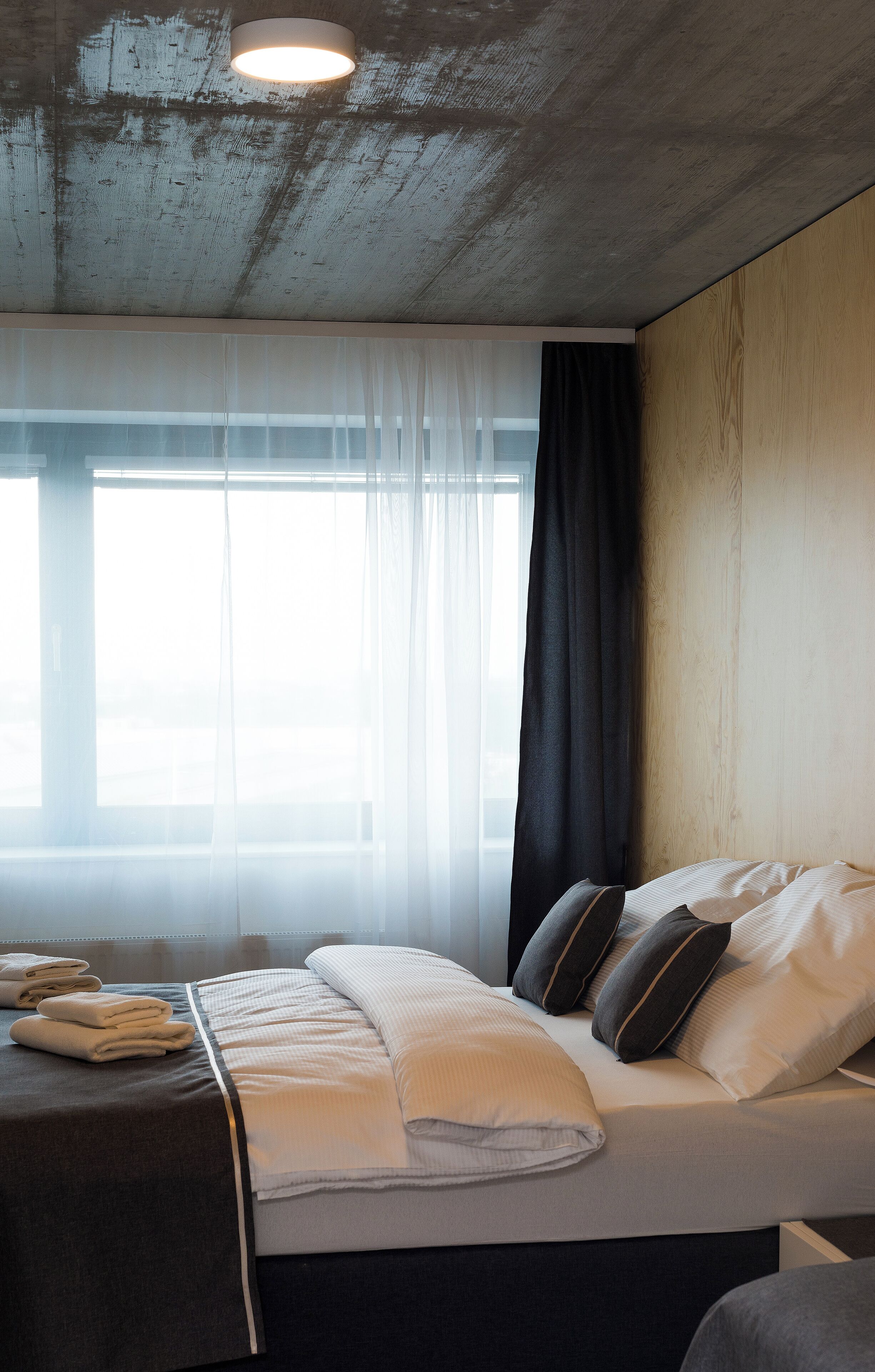 Caja de seguridad en la habitación y escritorio 