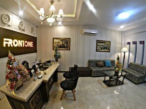 Lobby - Front One Boutique Brani Solo (Surakarta)