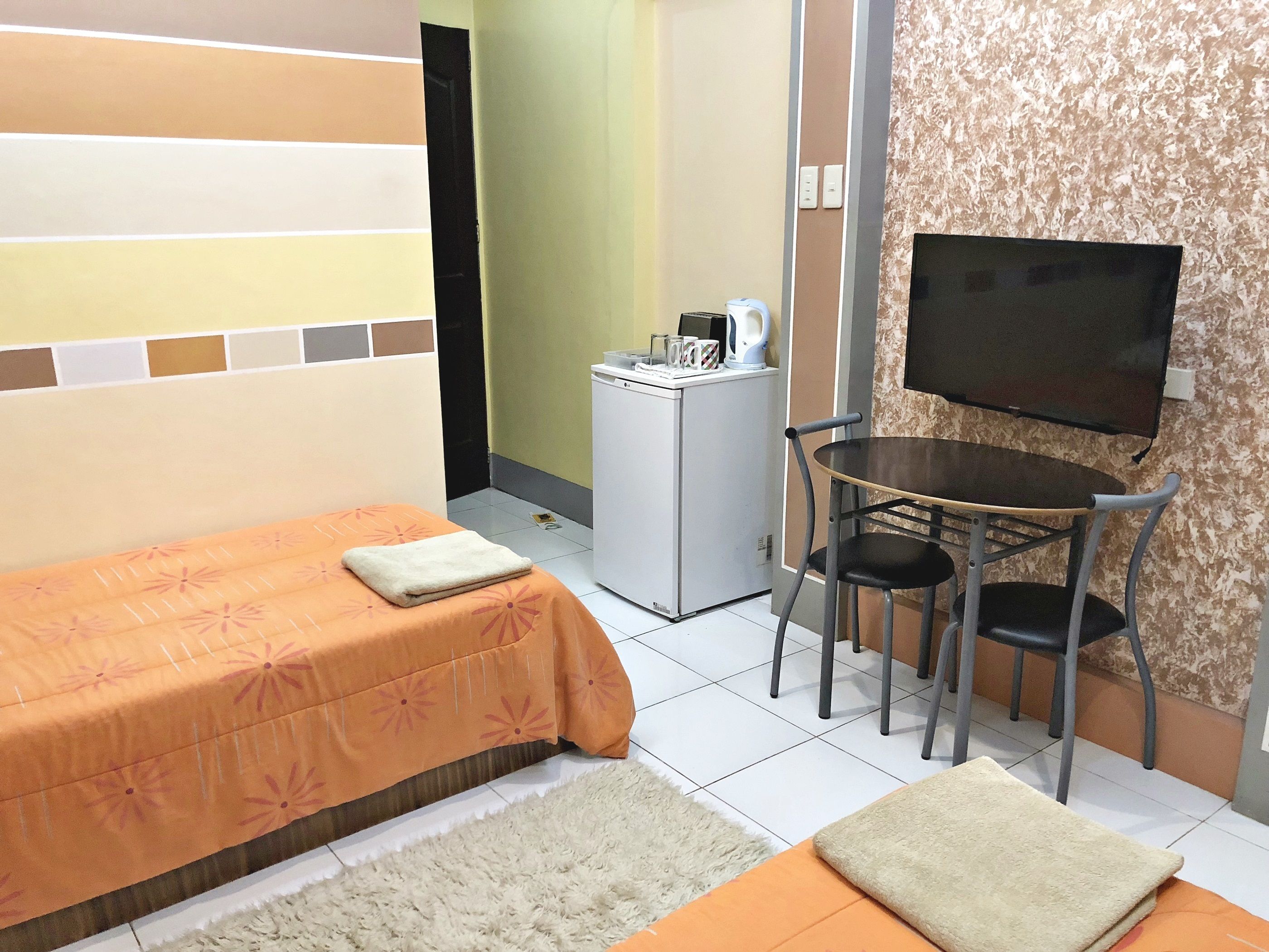 Iron/ironing board, rollaway beds, free WiFi