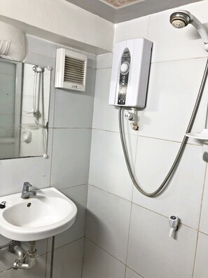 Ducha, artículos de higiene personal gratuitos y secador de pelo