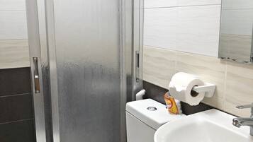 Habitació Deluxe, 2 llits individuals, no fumadors | Bany | Dutxa, articles de tocador gratuïts, assecador de cabells i tovalloles