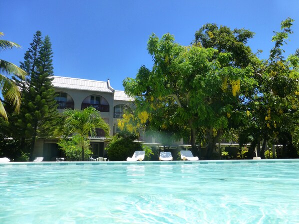 Una piscina al aire libre