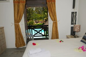 Alloggio Comfort su due livelli, 3 camere da letto, vista piscina, lato spiaggia | 1 camera, una cassaforte in camera, una scrivania, ferro/asse da stiro