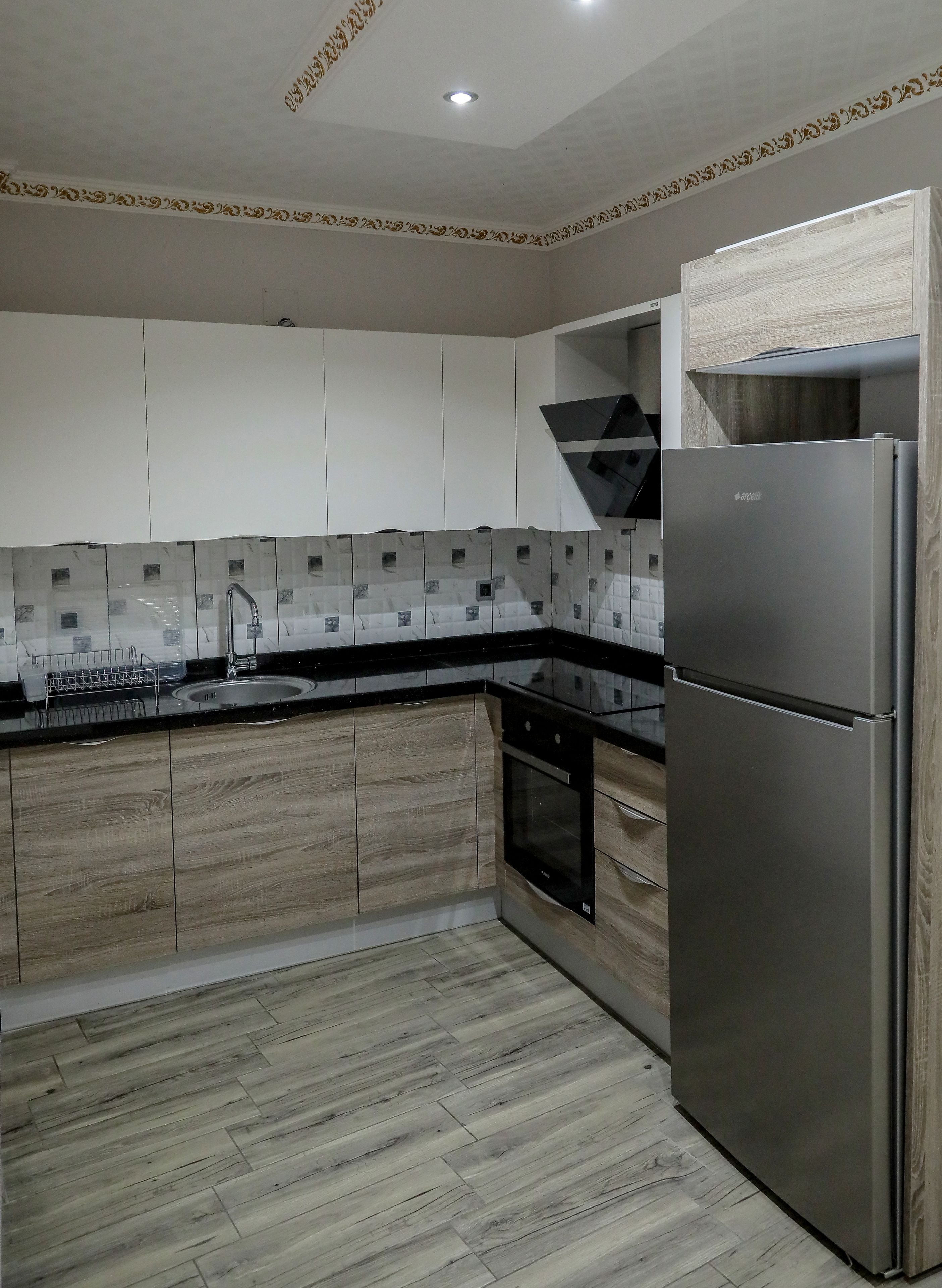 full-sized fridge, oven, stovetop, electric kettle