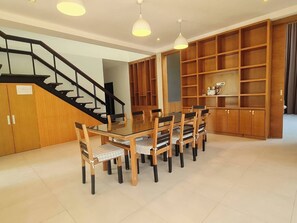 Family dining - Villa Kanwara (Krabi)