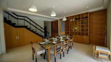 3-Bedroom Villa with Private Pool | Tempat makan