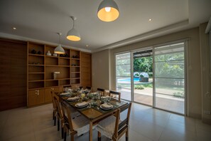 3-Bedroom Villa with Private Pool | Restaurantes