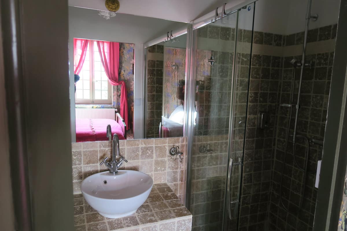 Tweepersoonskamer (Farjonel) | Badkamer | Een haardroger, handdoeken