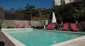 Außenpool, Sonnenschirme, Liegestühle