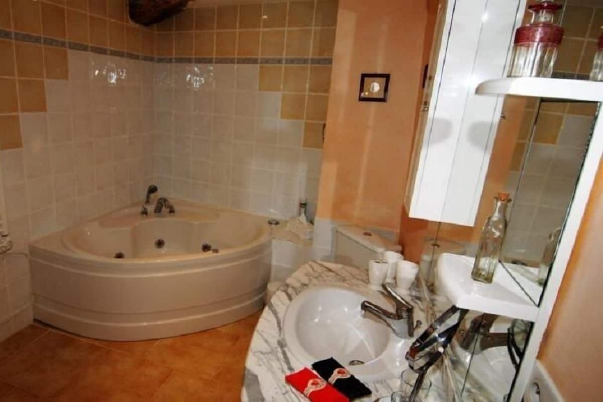 Jetted bathtub