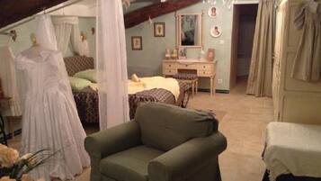 Kamar Double (L'Artiste) | Minibar dan didekorasi berbeda-beda