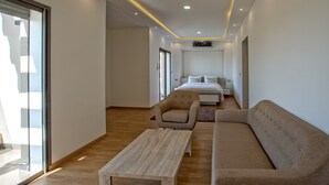 Une chambre d’hôtel moderne avec un canapé, une petite table et un lit.