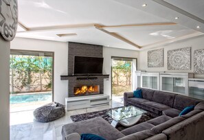 奢华别墅, 泳池景观 (3 Suites Luxe) | 客厅 | 32-英寸纯平电视  （配备有线频道）、电视、壁炉