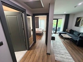 Suite superior, vistas parciales al mar | Minibar, caja fuerte, escritorio y wifi gratis