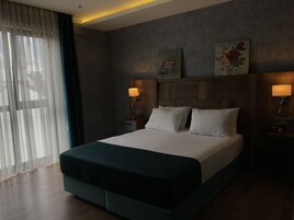 Quarto casal standard, vista para a montanha | Frigobar, cofres nos quartos, escrivaninha, berços grátis