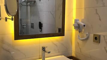Standard Double Room, Mountain View | Bilik Mandi | Pancuran mandi, kelengkapan dandanan diri percuma, pengering rambut