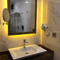 标准双人房, 山景 | 浴室 | 淋浴设施、免费洗浴用品、吹风机