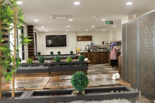 Café da manhã com buffet grátis todos os dias