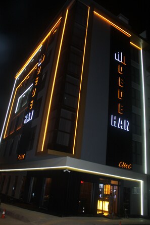 Façade de l’hébergement - soirée/nuit