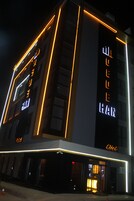 Un edificio moderno con señalización iluminada que dice 